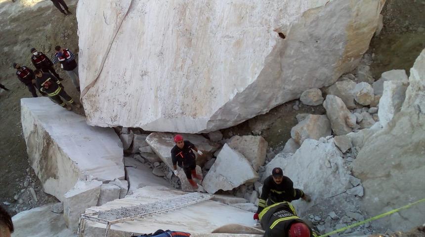 Kahreden ölüm!  Maden ocağında iki kayanın arasında sıkıştı