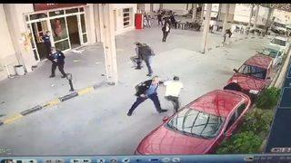 Dehşete düşüren anlar! Polisin belindeki silahı alıp kurşun yağdırdı