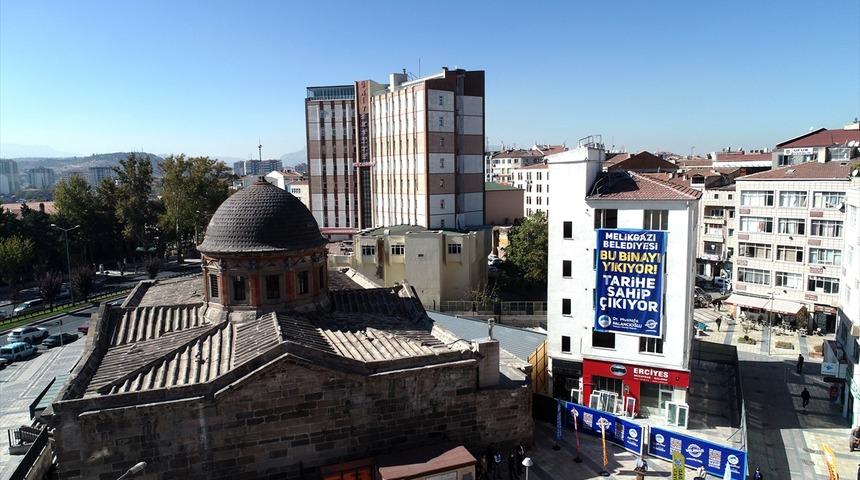 Kayseri'de tarihi kütüphanenin siluetini bozan 5 katlı binanın yıkımına başlandı