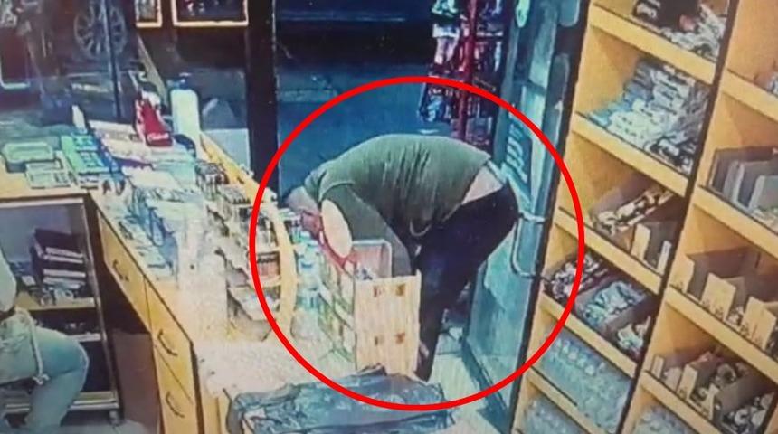 Cinayet şüphelileri kanlı kıyafetlerini silerken kameraya yakalandı