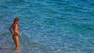 Antalya'da ekimde deniz keyfi! Sahile akın ettiler