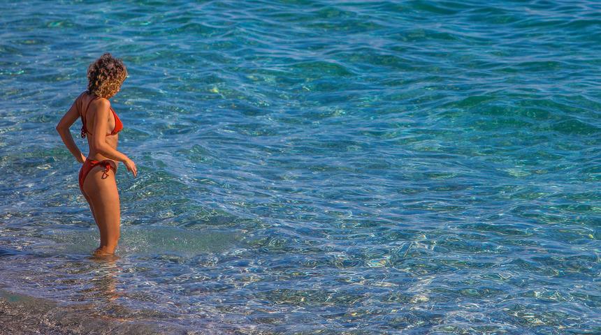 Antalya'da ekimde deniz keyfi! Sahile akın ettiler
