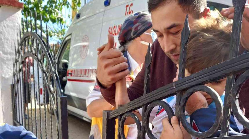 Tüyler ürperten görüntü! Koluna saplanan demirle hastaneye kaldırıldı