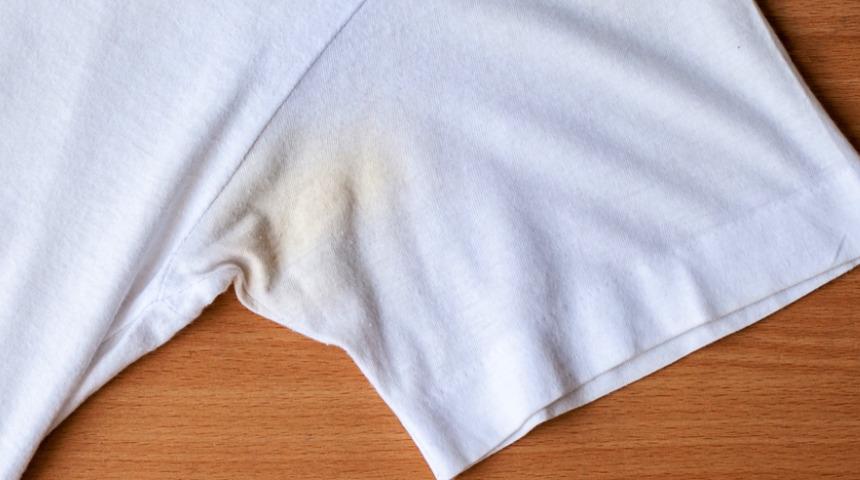 Beyaz kıyafetlerin kabusu koltuk altı lekelerinden kurtulmak mümkün! Bu sarı lekeleri temizlemek için...