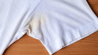 Beyaz kıyafetlerin kabusu koltuk altı lekelerinden kurtulmak mümkün! Bu sarı lekeleri temizlemek için...