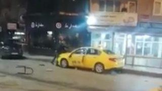 Taksi durağında dehşet anları! Sopayla taksiyi parçaladı