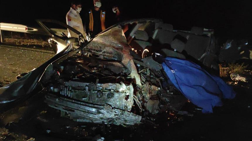 Korkun&ccedil; kaza! Kontrolden &ccedil;ıkan kamyon dehşet sa&ccedil;tı: 5 &ouml;l&uuml;, 1 yaralı