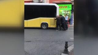 Vatandaşlar arızalanan İETT otobüsünü 300 metre itti