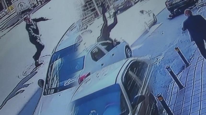 İstanbul'da feci kaza! Metrelerce havaya savruldu