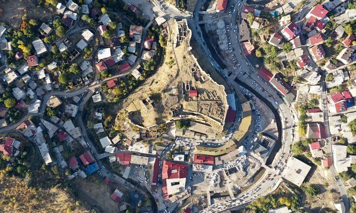 Bitlis Kalesi'ndeki arkeolojik kazılarda sikke ve seramikler bulundu G1