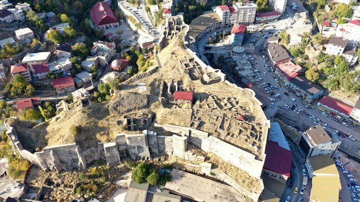 Bitlis Kalesi'ndeki arkeolojik kazılarda sikke ve seramikler bulundu G2