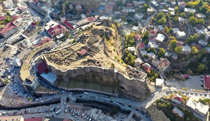 Bitlis Kalesi'ndeki arkeolojik kazılarda sikke ve seramikler bulundu G3