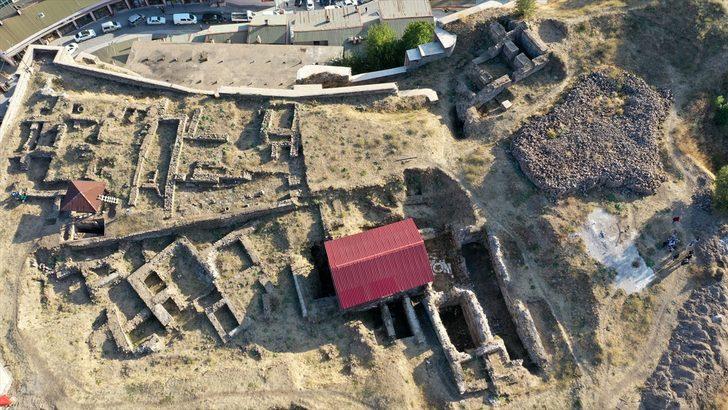 Bitlis Kalesi'ndeki arkeolojik kazılarda sikke ve seramikler bulundu G5