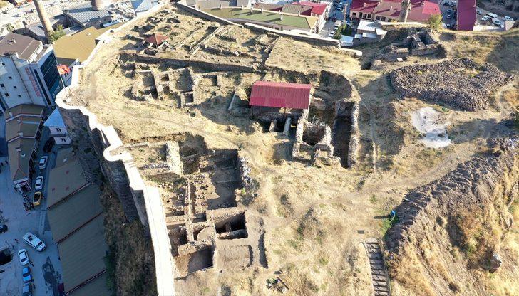 Bitlis Kalesi'ndeki arkeolojik kazılarda sikke ve seramikler bulundu G4