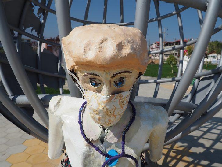 AK Parti'li Özkan, tartışılan "sağlıkçı heykellerinin" kaldırılmasını istedi G1