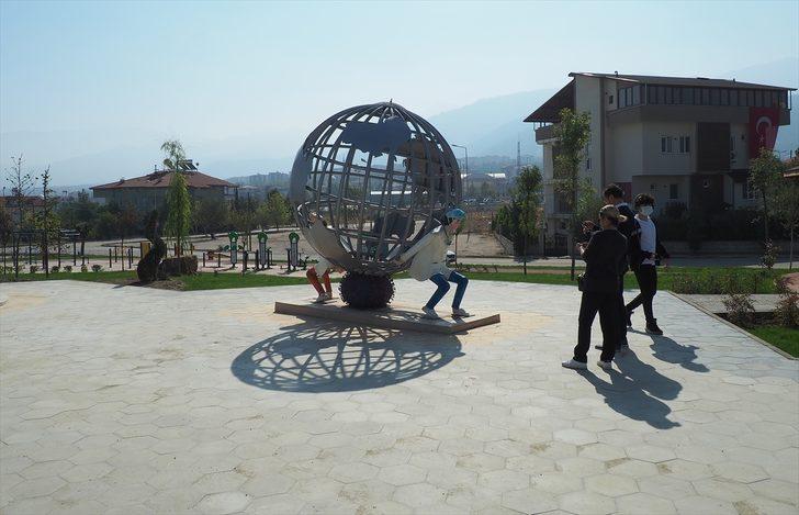 AK Parti'li Özkan, tartışılan "sağlıkçı heykellerinin" kaldırılmasını istedi G2