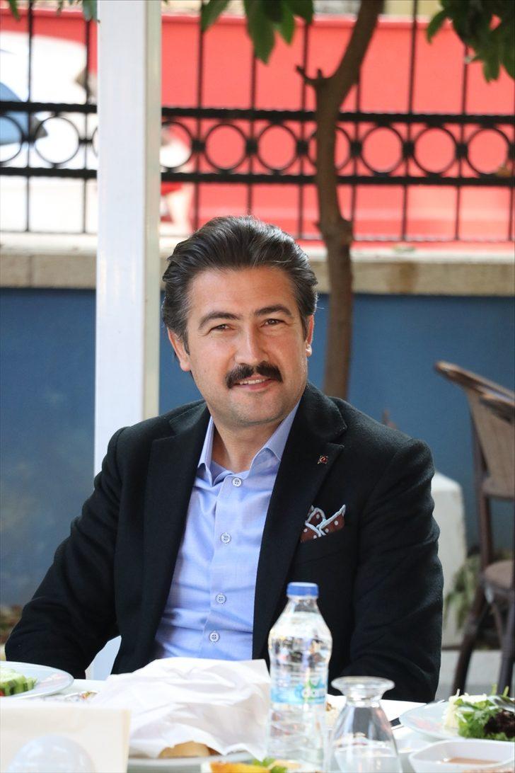 AK Parti'li Özkan, tartışılan "sağlıkçı heykellerinin" kaldırılmasını istedi G3