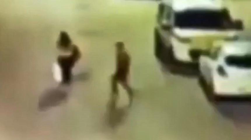 Kadını gizlice takip etmiş! Sokak ortasında kapkaççı şoku