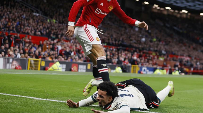 Ronaldo'dan rakibi Curtis Jones'a acımasızca faul!