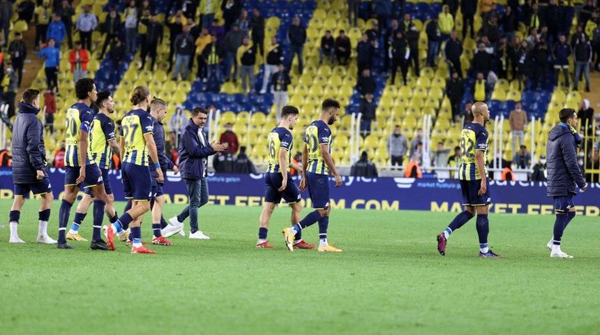 Fenerbahçeli taraftarlardan olay tepki: Formayı çıkarıp buradan gidin