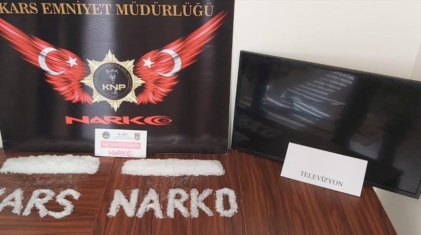 Kars'ta televizyona gizlenmiş uyuşturucuyla ilgili 2 kişi tutuklandı