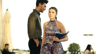 Aşk Mantık İntikam'ın Esra'sı Burcu Özberk, dekolteli elbisesiyle dikkat çekti