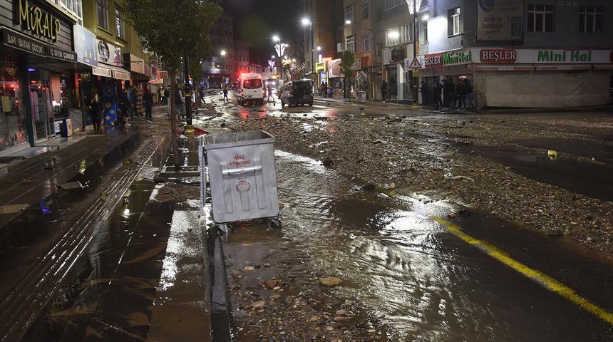 Sivas'ta şebeke suyu patladı, cadde tanınmaz hale geldi