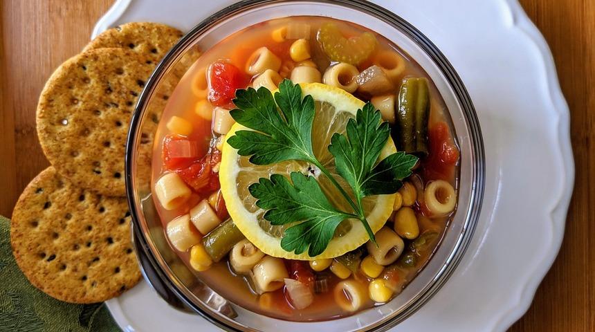 Sebze düşkünlerini mutlu edecek leziz bir İtalyan çorbası! Minestrone çorbası tarifi