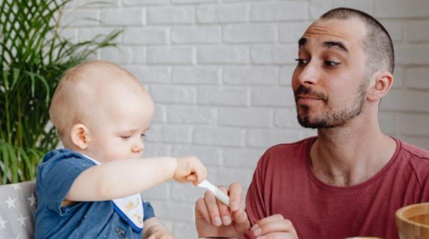 Bebeğinizi içeriğini bilmediğiniz ürünlere maruz bırakmayın! Minikler için ev yapımı bebe bisküvisi tarifi