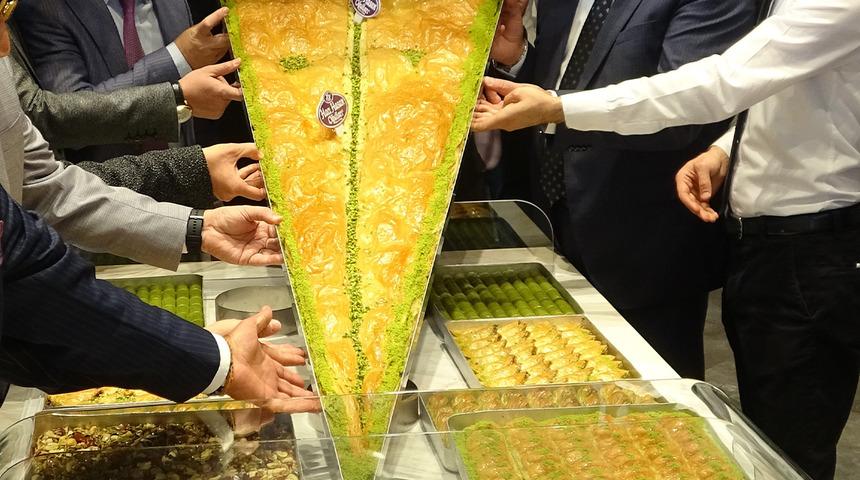 1,70'lik baklava dilimi görenleri hayrete düşürdü!