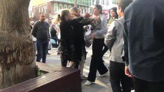 Babasının yasak ilişki yaşadığı kadını sokak ortasında tekme tokat dövdü