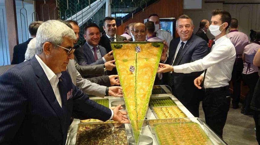 Bu baklava dilimi tam 150 kişilik! Görenler inanamadı