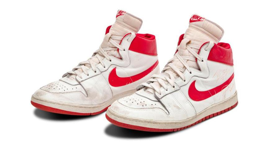 Michael Jordan'ın ayakkabıları rekor fiyata satıldı