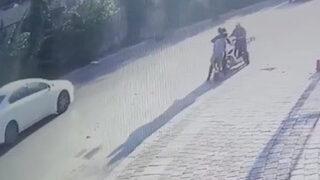 Antalya'da motosiklet ile scooter çarpışınca ortaya ilginç görüntüler çıktı