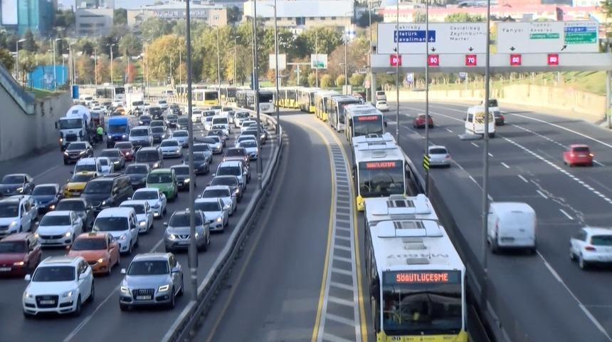 Metrobüs arızalandı, vatandaş isyan etti: Rezillik ya, rezillik
