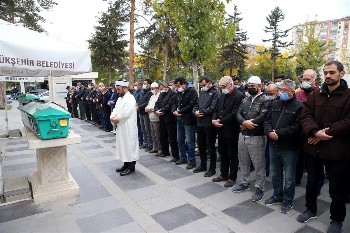 Kayseri&rsquo;de ağaca &ccedil;arparak &ouml;len yama&ccedil; paraş&uuml;t&uuml; sporcusu kadın toprağa verildi