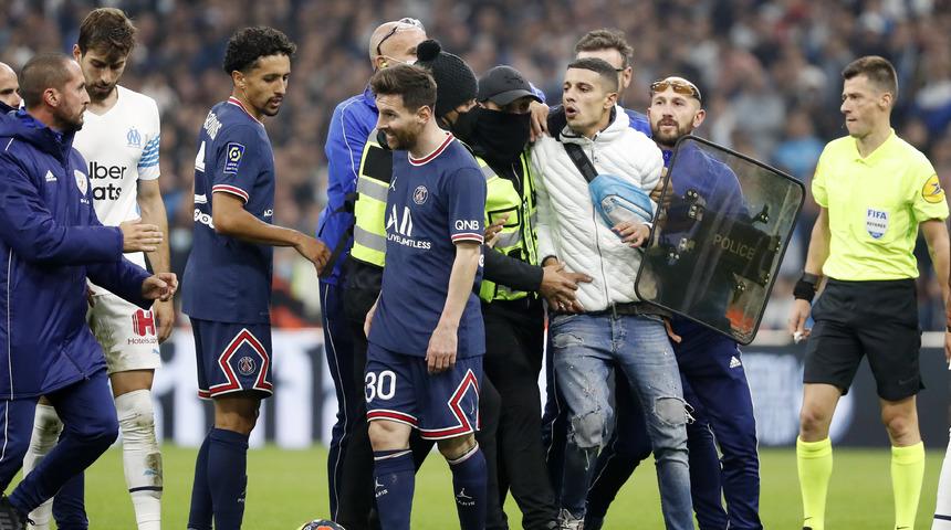 Maçta ilginç an! Messi'yi taraftar durdurdu