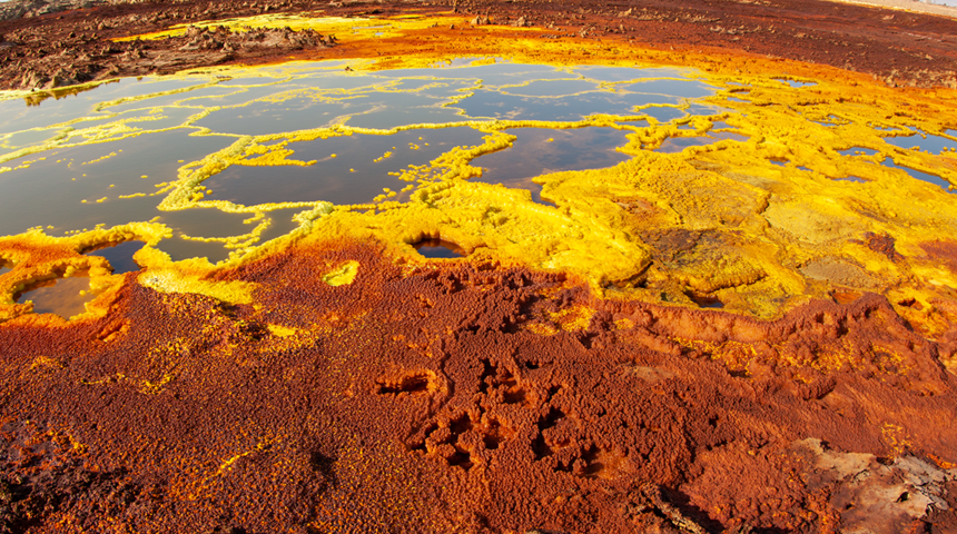 Ölümle burun buruna geliyorlar! Afrika’nın nefes kesen manzarasıyla büyüleyen yeri: Dallol Volkanı 