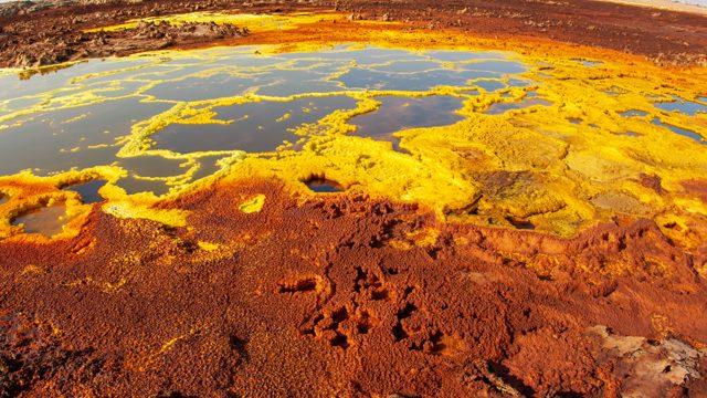 Ölümle burun buruna geliyorlar! Afrika’nın nefes kesen manzarasıyla büyüleyen yeri: Dallol Volkanı 