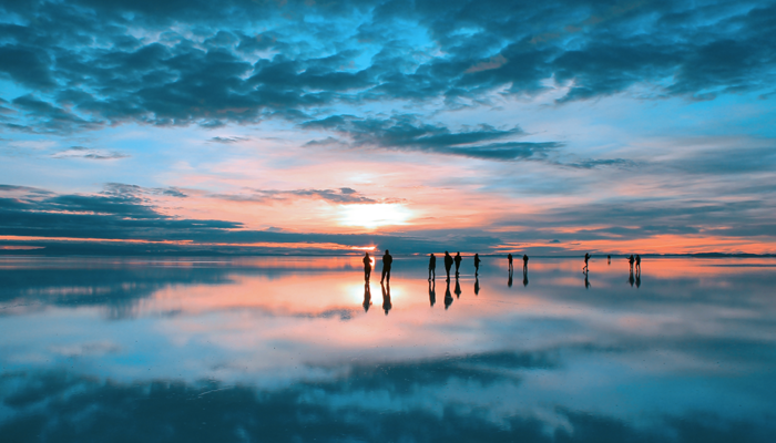 Görenler film seti zannetti! Gökyüzünün dünya ile buluştuğu yer: Salar de Uyuni Tuz Gölü