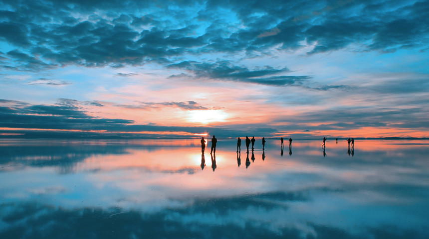 Görenler film seti zannetti! Gökyüzünün dünya ile buluştuğu yer: Salar de Uyuni Tuz Gölü