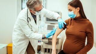 Lohusa ve emziren anneler koronavirüs aşısı olmalı mı?