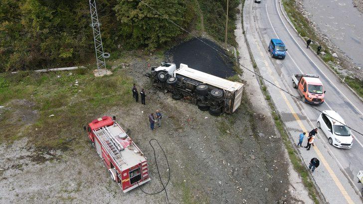 Kastamonu'da devrildikten sonra alev alan kamyonun sürücüsü yaralı kurtarıldı G2