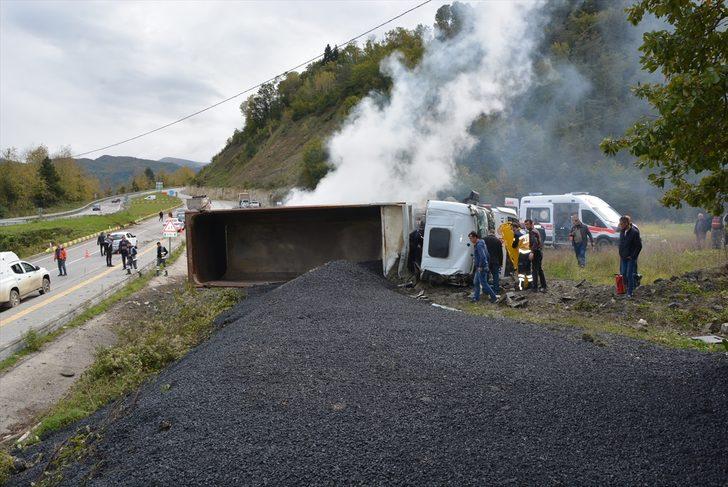 Kastamonu'da devrildikten sonra alev alan kamyonun sürücüsü yaralı kurtarıldı G3
