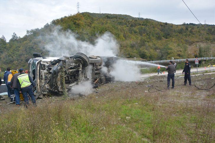 Kastamonu'da devrildikten sonra alev alan kamyonun sürücüsü yaralı kurtarıldı G5