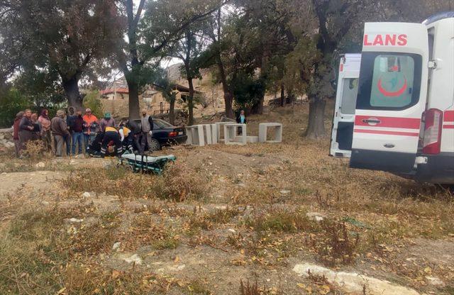 Isparta'da ağaca çarpan otomobildeki sürücü öldü, eşi yaralandı