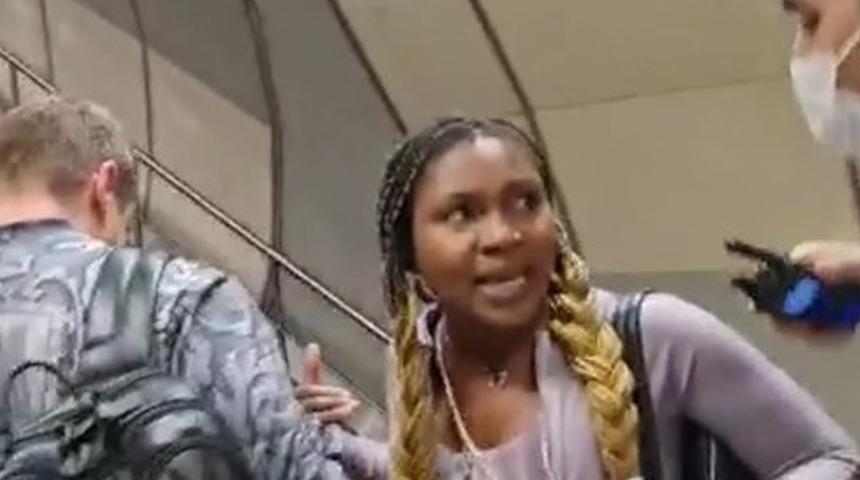 Maske takmayan yabancı uyruklu yolcu ve arkadaşı metrodan indirildi