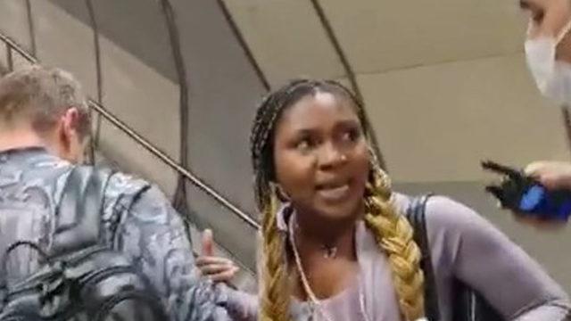 Maske takmayan yabancı uyruklu yolcu ve arkadaşı metrodan indirildi