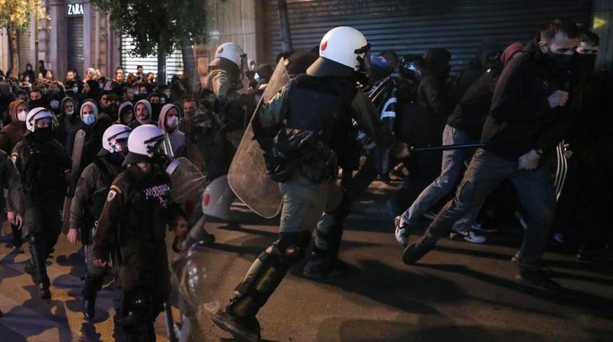 Yunanistan’da halk sokaklara döküldü