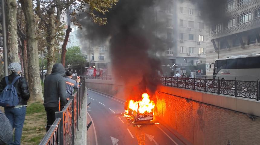 Şişli'de faciadan dönüldü! Servis minibüsü alev alev yandı